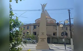 Imagem de São Miguel Arcanjo é erguida no centro de Londrina