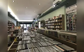 Sebo com história, no centro de Londrina, cativa leitores há 26 anos