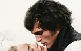O clássico Morro dos Ventos Uivantes chega nos cinemas