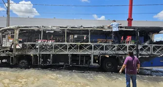 Incêndio destrói ônibus de transporte de trabalhadores na zona leste de Londrina