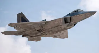 Avião americano é derrubado no Irã e um tripulante é resgatado