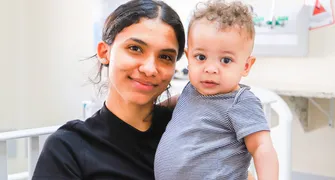 Bebê com doença rara recebe alta após 10 meses internado no HU de Londrina