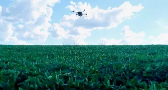 Drones de pulverização ganham mais espaço no meio rural