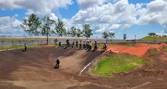 Escolinha gratuita de BMX movimenta pista ao lado do Autódromo em Londrina