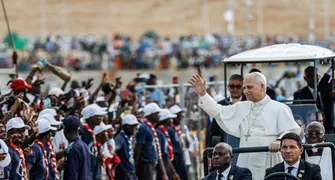 Papa faz apelo por esperança em missa para 100 mil pessoas em Angola
