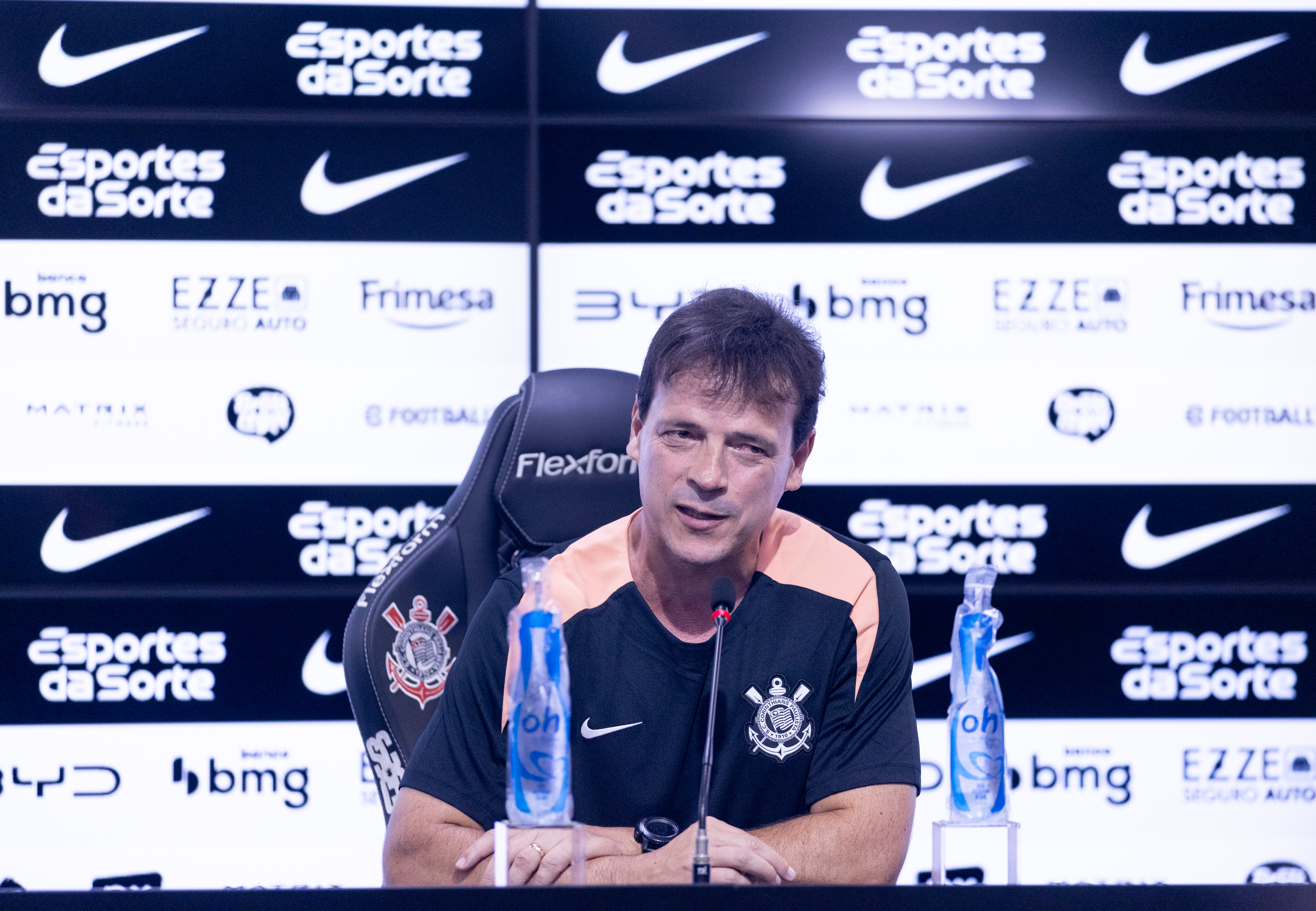 Corinthians anuncia demissão do técnico Fernando Diniz