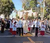 Fieis celebram Corpus Christi com procissão em volta da Catedral