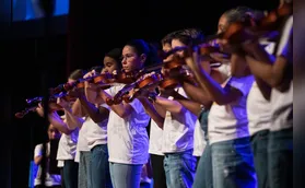 Alunos do projeto Orquestrando o Futuro se apresentam em Curitiba