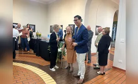 Aos 98 anos, Nádia Sahão reúne gerações para lançamento de livro em Londrina