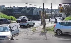 Câmera flagra professora salvando idoso de trem em Apucarana