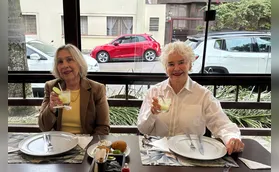 Duas grandes amigas durante almoço em Curitiba
