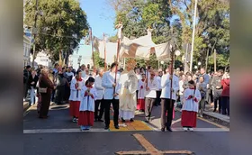 Fieis celebram Corpus Christi com procissão em volta da Catedral