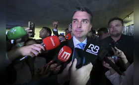 Flávio Bolsonaro diz que Moraes tenta interferir nas eleições