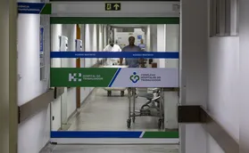Jovem  recebe aplicação de polilaminina em hospital de Curitiba