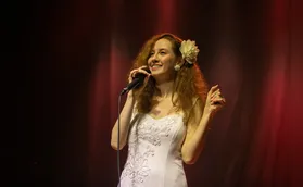Keidma Juliana abre o Circuito Pé-Vermelho cantando Gal Costa