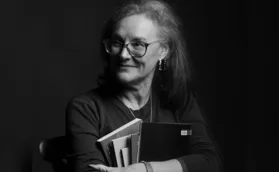 Luci Collin lança livro de contos