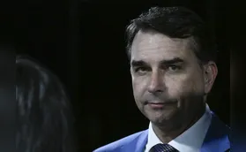 Site publica foto de Flávio Bolsonaro ao lado de ‘Sicário’, braço de Vorcaro