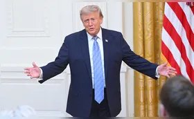 Tarifaço de Trump vira batalha eleitoral entre Lula e Flávio Bolsonaro