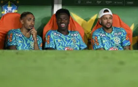 Ancelotti indica Neymar brigando por posição com Vini e Raphinha