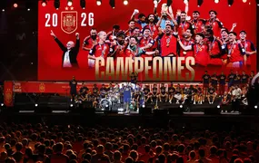 Campeões mundiais desfilam pelas ruas de Madri lotadas de torcedores