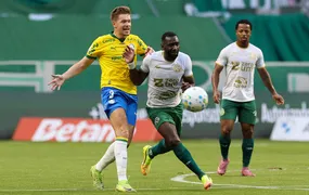 Com um a menos, Palmeiras bate Chapecoense