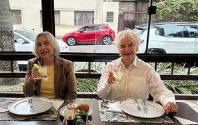 Duas grandes amigas durante almoço em Curitiba