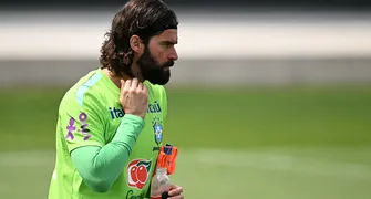 Alisson busca apagar críticas e entrar para grupo dos campeões