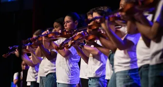 Alunos do projeto Orquestrando o Futuro se apresentam em Curitiba