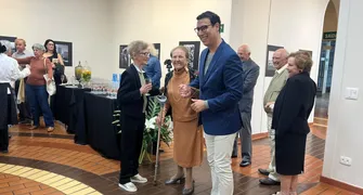 Aos 98 anos, Nádia Sahão reúne gerações para lançamento de livro em Londrina