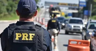 Apreensão recorde: PRF localiza 26 fuzis e 16 pistolas em caminhão no Paraná