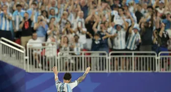 Argentina atropela, Messi faz três e bate recorde