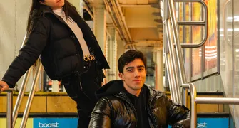 Artistas transformam filosofia e emoções no clipe 'Caverna de Platão'