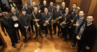 Banda Mantiqueira abre o Festival de Música com suingue brasileiro