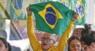 Bares podem colocar mesas nas calçadas durante a Copa