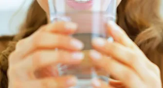 Beber pouca água pode prejudicar a saúde dos dentes?