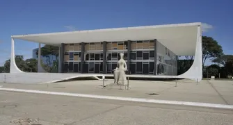 Bolsonaro diz ao STF que não está proibido de manter arma em casa