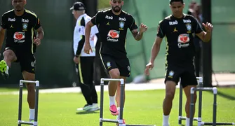 Brasil encara Escócia de olho na liderança do grupo e com dúvida