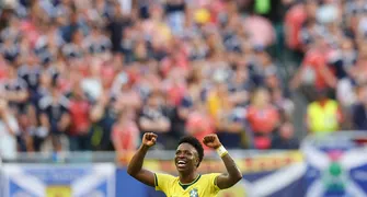 Brasil vence a Escócia e avança como líder do grupo