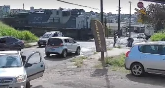 Câmera flagra professora salvando idoso de trem em Apucarana