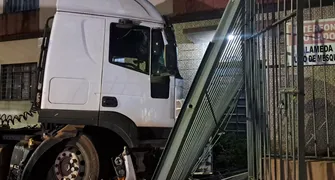 Carreta destrói muro e assusta moradores de prédio em Londrina