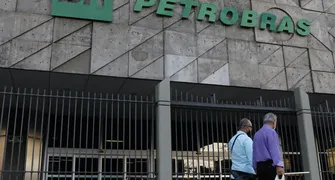 Com alívio da guerra, Petrobras reduz preço do querosene de aviação