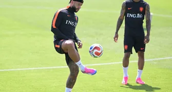Com Memphis, Holanda inicia Copa contra o Japão
