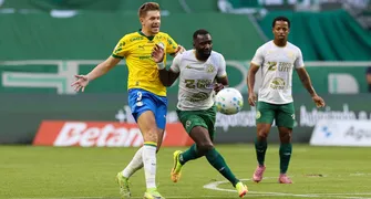 Com um a menos, Palmeiras bate Chapecoense