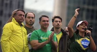 Crise na família Bolsonaro abala a direita antes das eleições