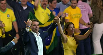 Em nome do pai, Flávio Bolsonaro oficializa candidatura à Presidência