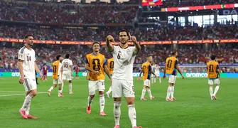 Espanha faz gol no fim, vence Portugal e segue na Copa