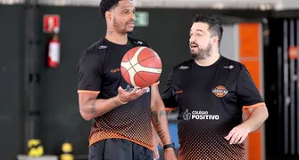 Estrelas do NBB fazem clínica de basquete em Londrina