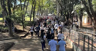 Estudantes lotam o campus da UEL para a Feira das Profissões
