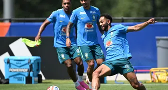 “Favoritismo não entra em campo”, diz Matheus Cunha