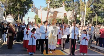 Fieis celebram Corpus Christi com procissão em volta da Catedral